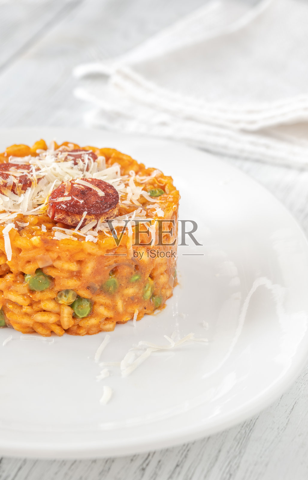 一份西班牙辣香肠烩饭照片摄影图片