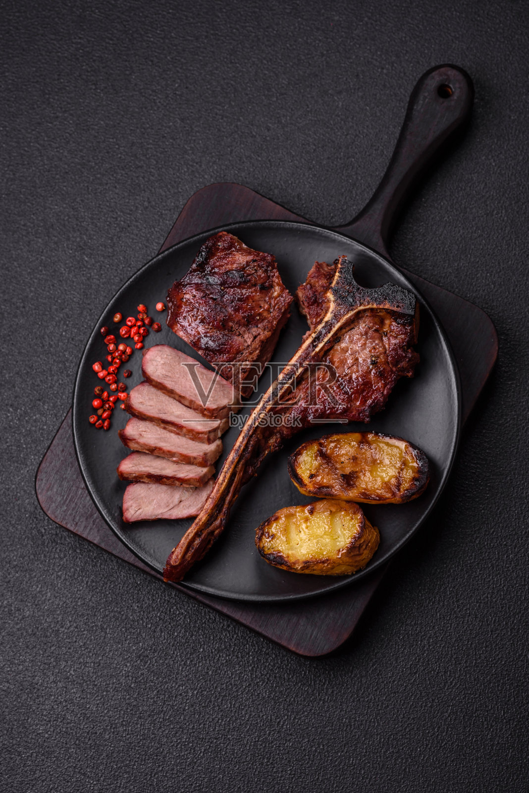 美味多汁的牛骨牛排配上盐、香料和香草照片摄影图片