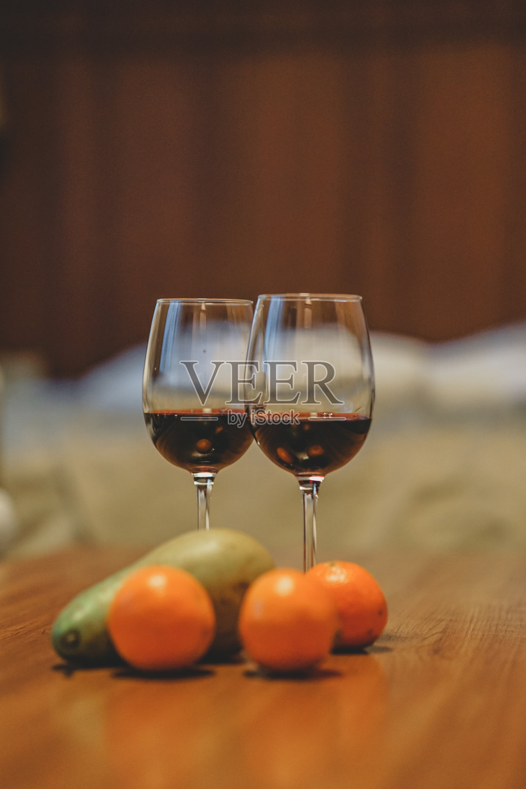 两杯红酒，在舒适的公寓里照片摄影图片