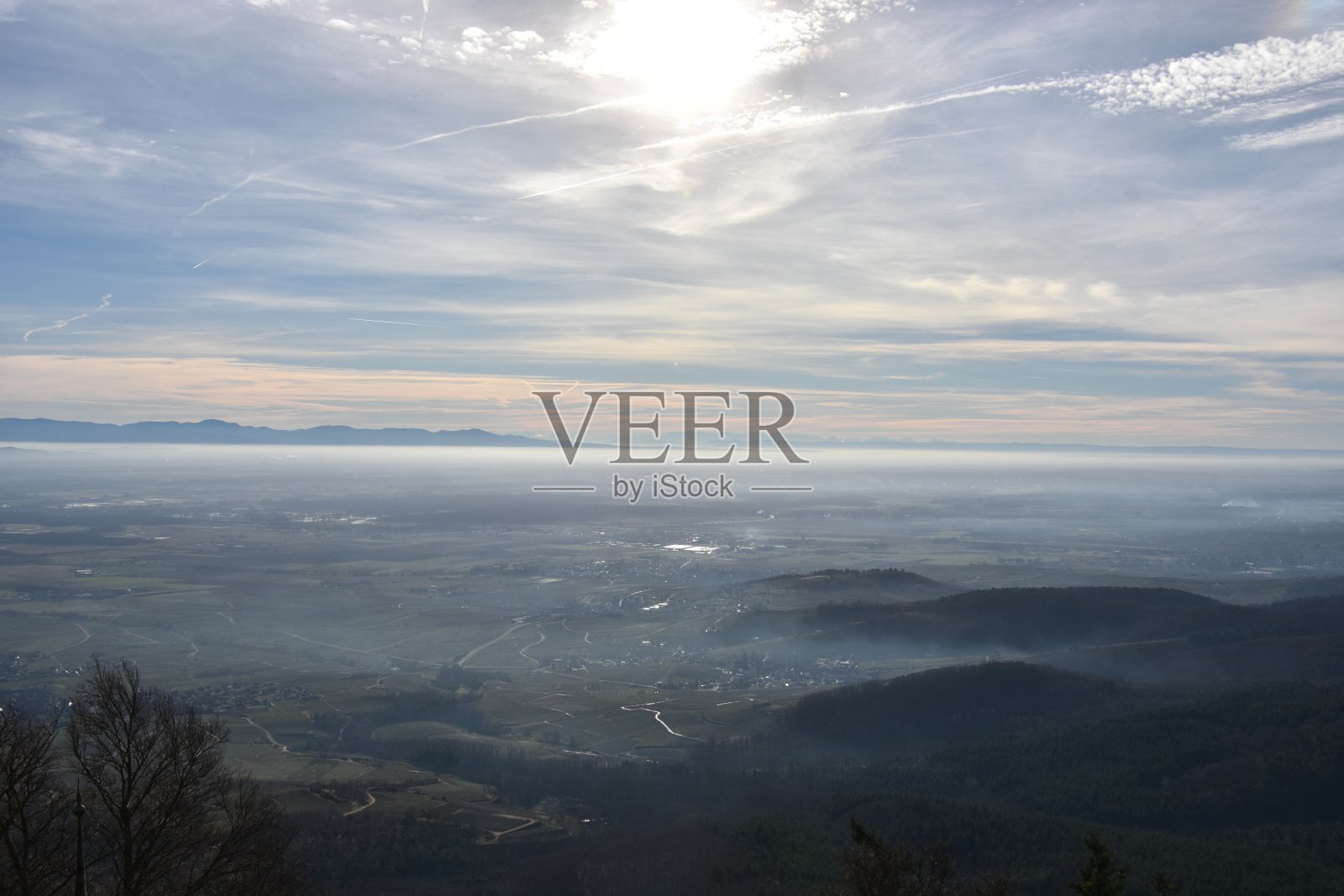 从法国阿尔萨斯的孚日山脉俯瞰莱茵河山谷照片摄影图片