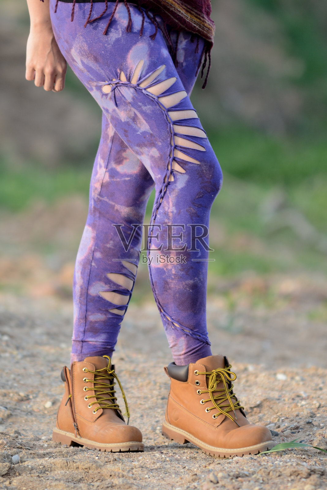 走在沙滩上，穿着紫色的紧身裤照片摄影图片