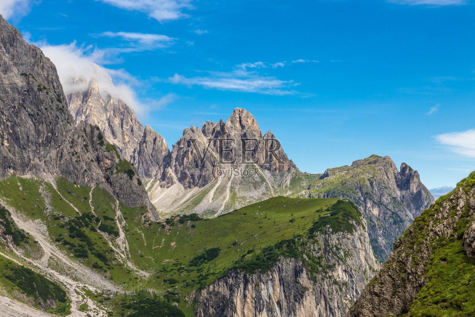 山脉白云石阿尔卑斯山风景优美，夏天有一些云。意大利的白云石山脉照片摄影图片