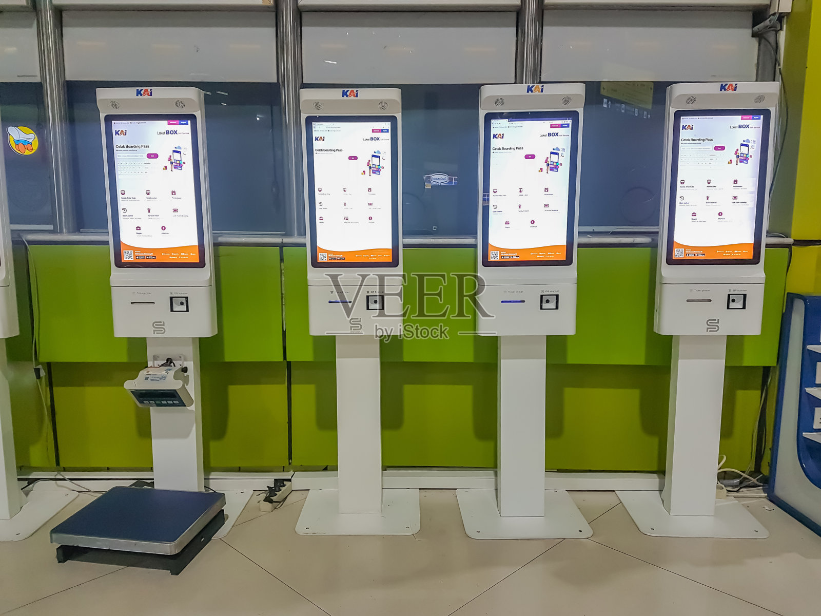 现代触屏售票机照片摄影图片