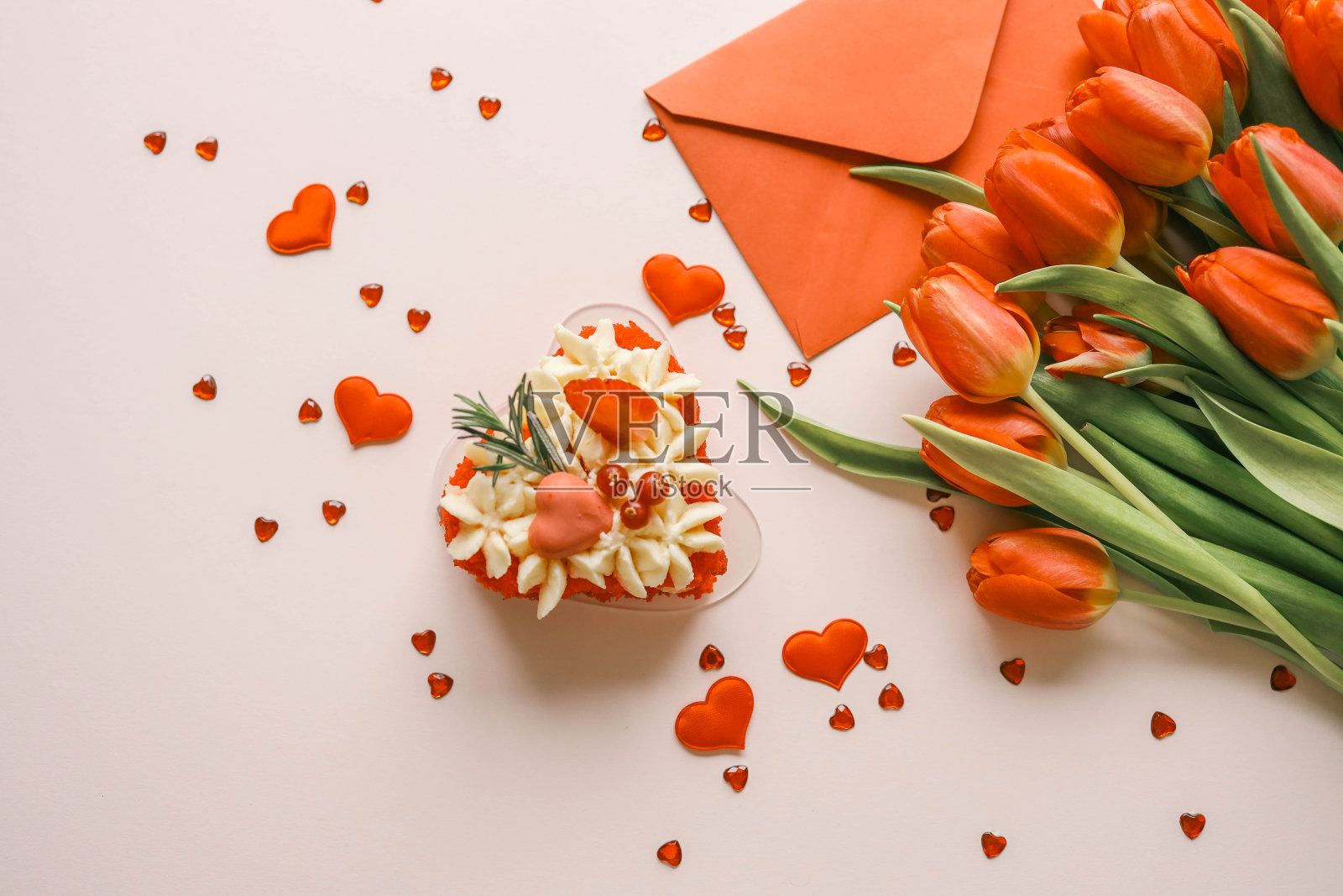 生日蛋糕，一束红色郁金香和装有信件的信封，节日礼物照片摄影图片