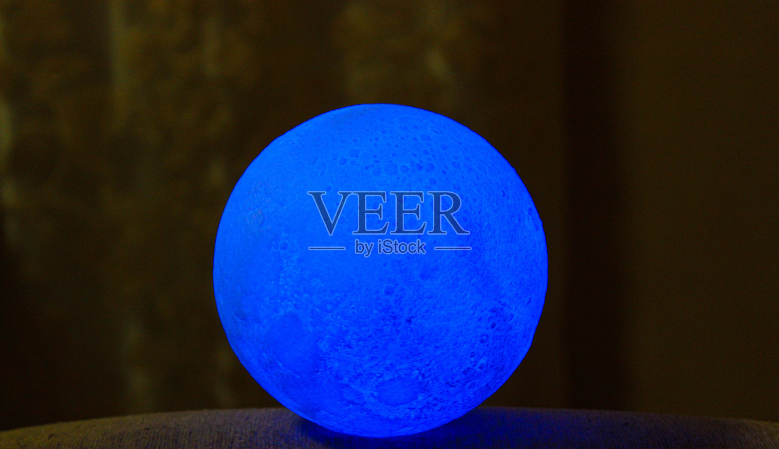 蓝色的月亮。台灯。照片摄影图片