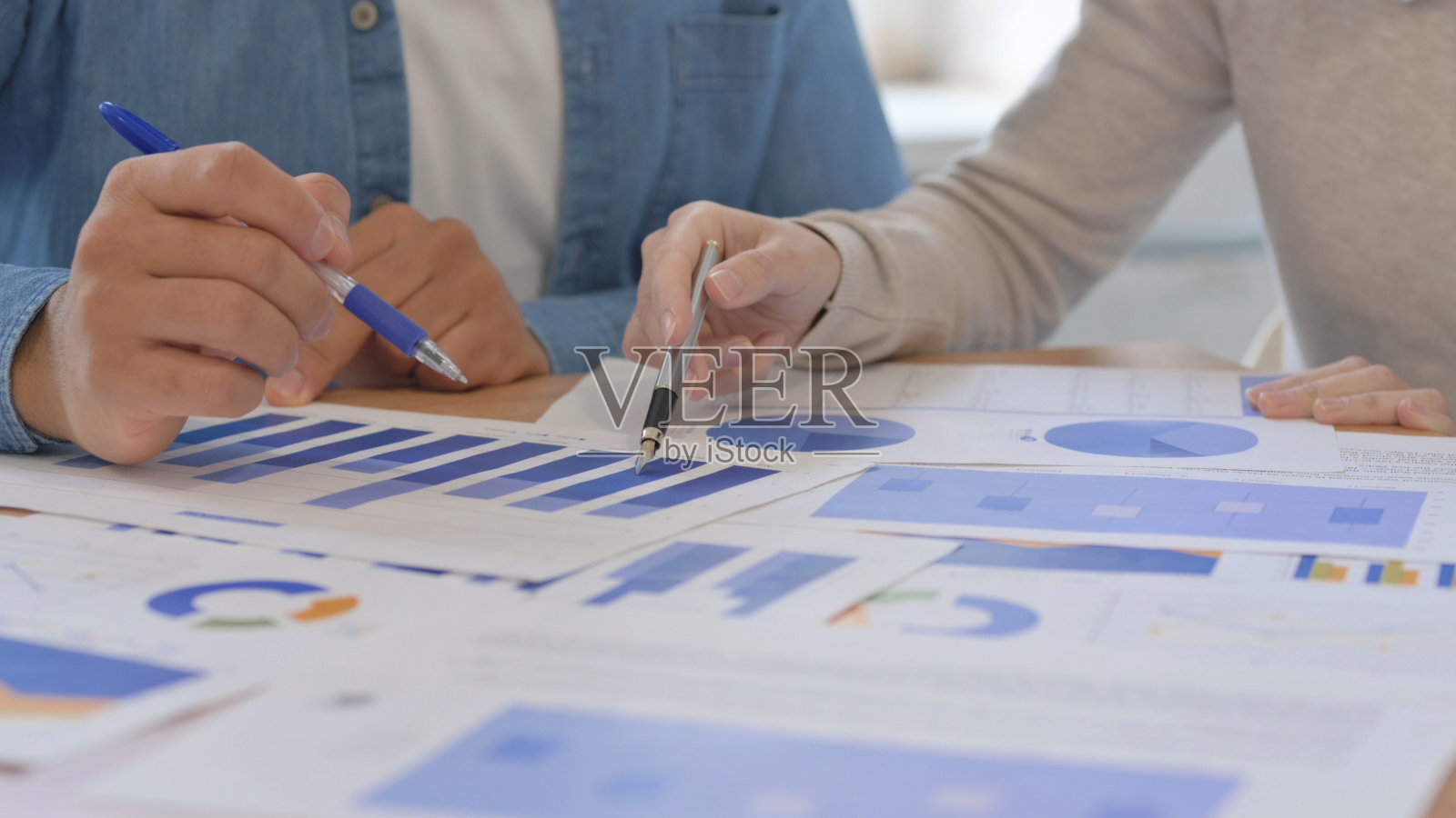 多民族人文书工作特写照片摄影图片