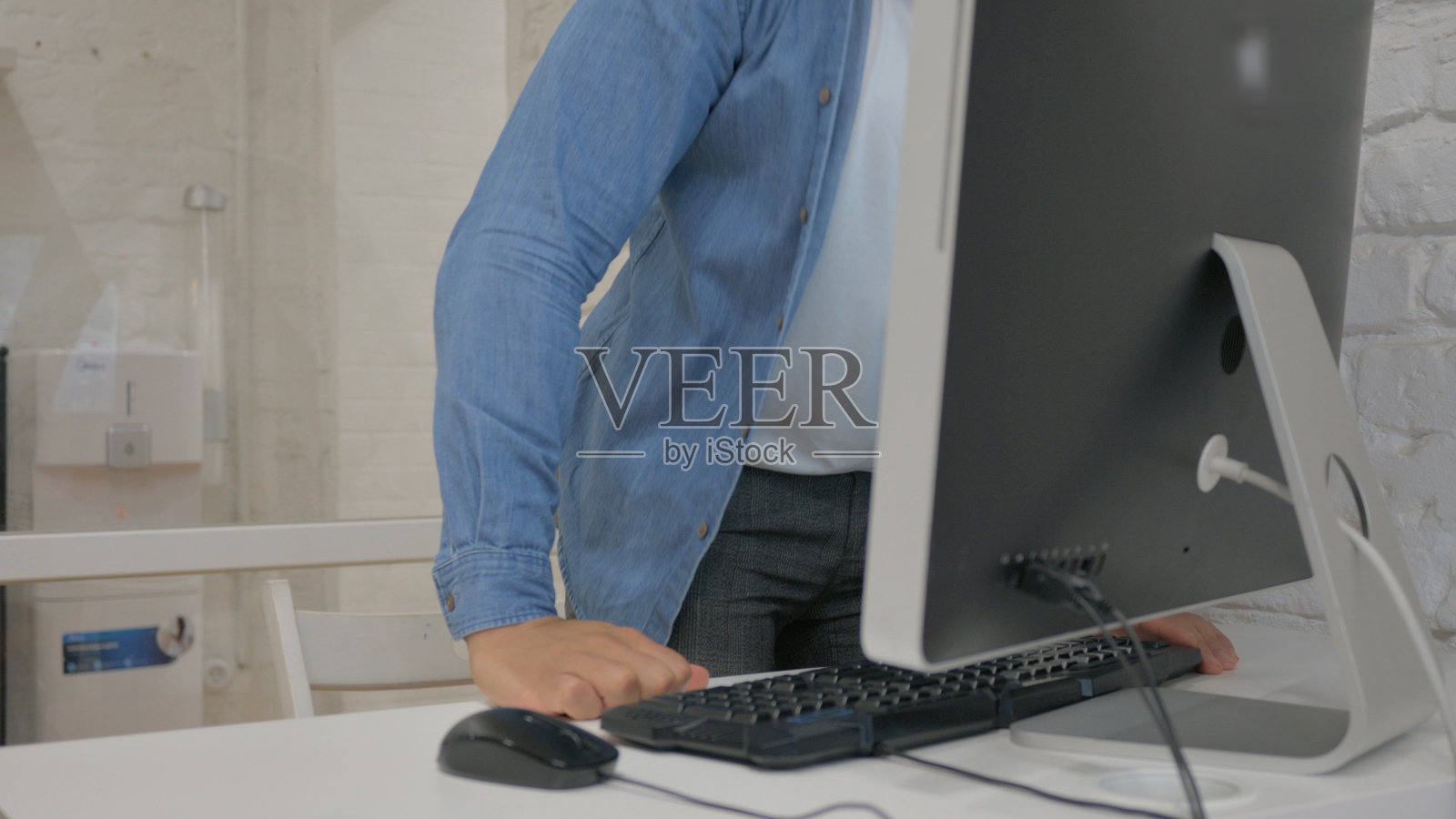 非洲人在电脑上工作后离开办公室照片摄影图片