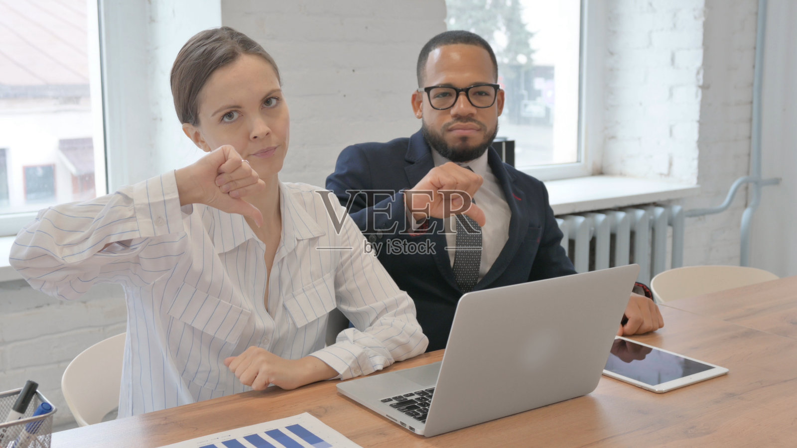 工作中的混血商业人士的大拇指照片摄影图片