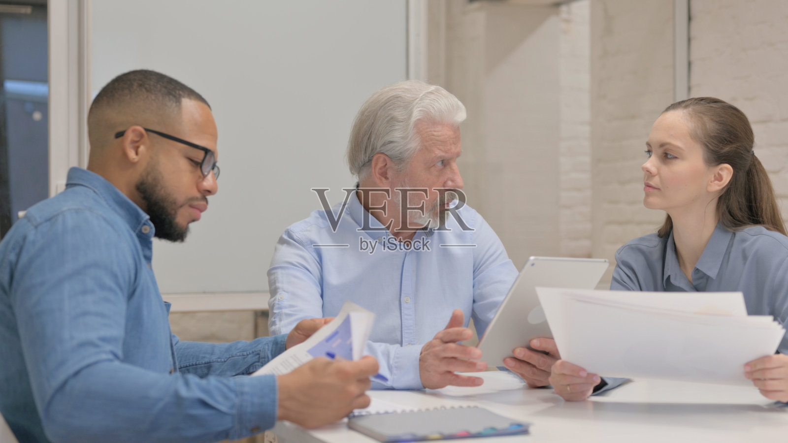 商务人员一起做项目照片摄影图片