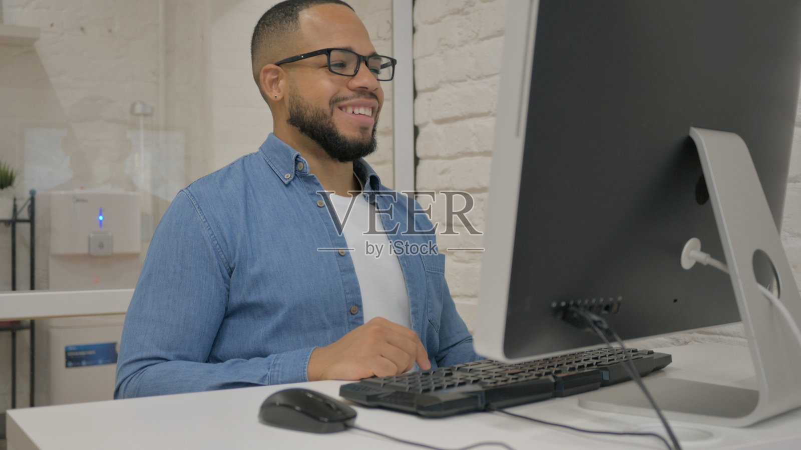 非洲商人在电脑上视频聊天照片摄影图片