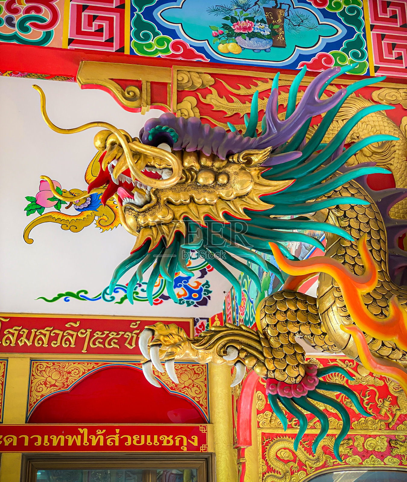 龙像，龙的象征，龙的中文，是一个美丽的泰国和中国建筑的神社，寺庙。这是中国新年庆祝活动中好运和繁荣的象征。照片摄影图片