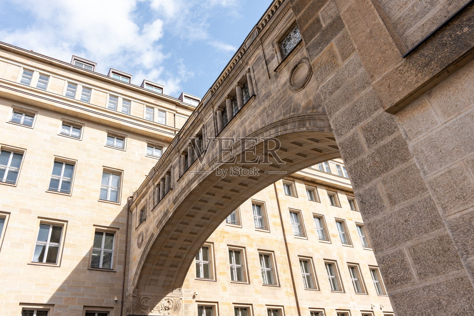 欧洲城市建筑物和街道的正面。照片摄影图片