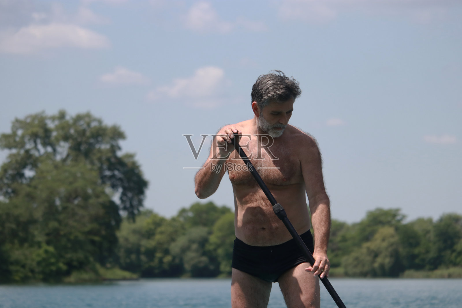 老人在船上冲浪照片摄影图片