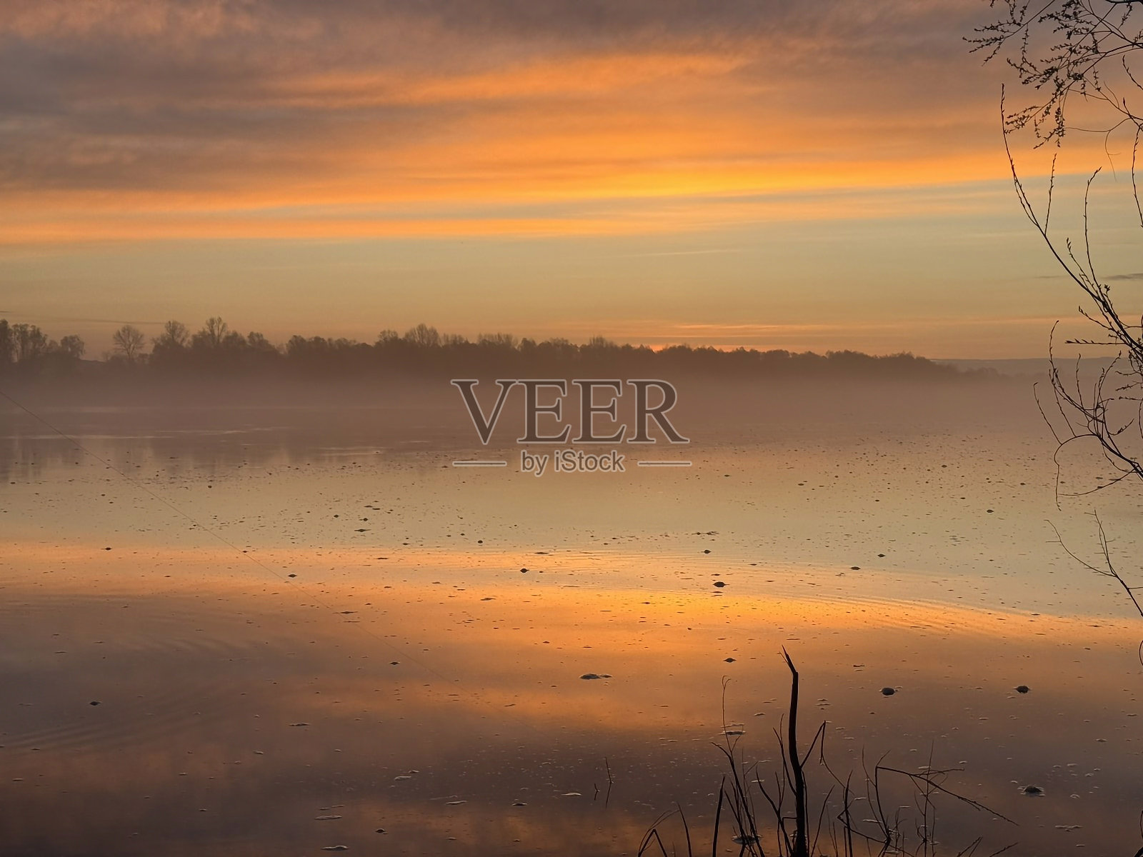 清晨的黎明在大自然的河流上照片摄影图片