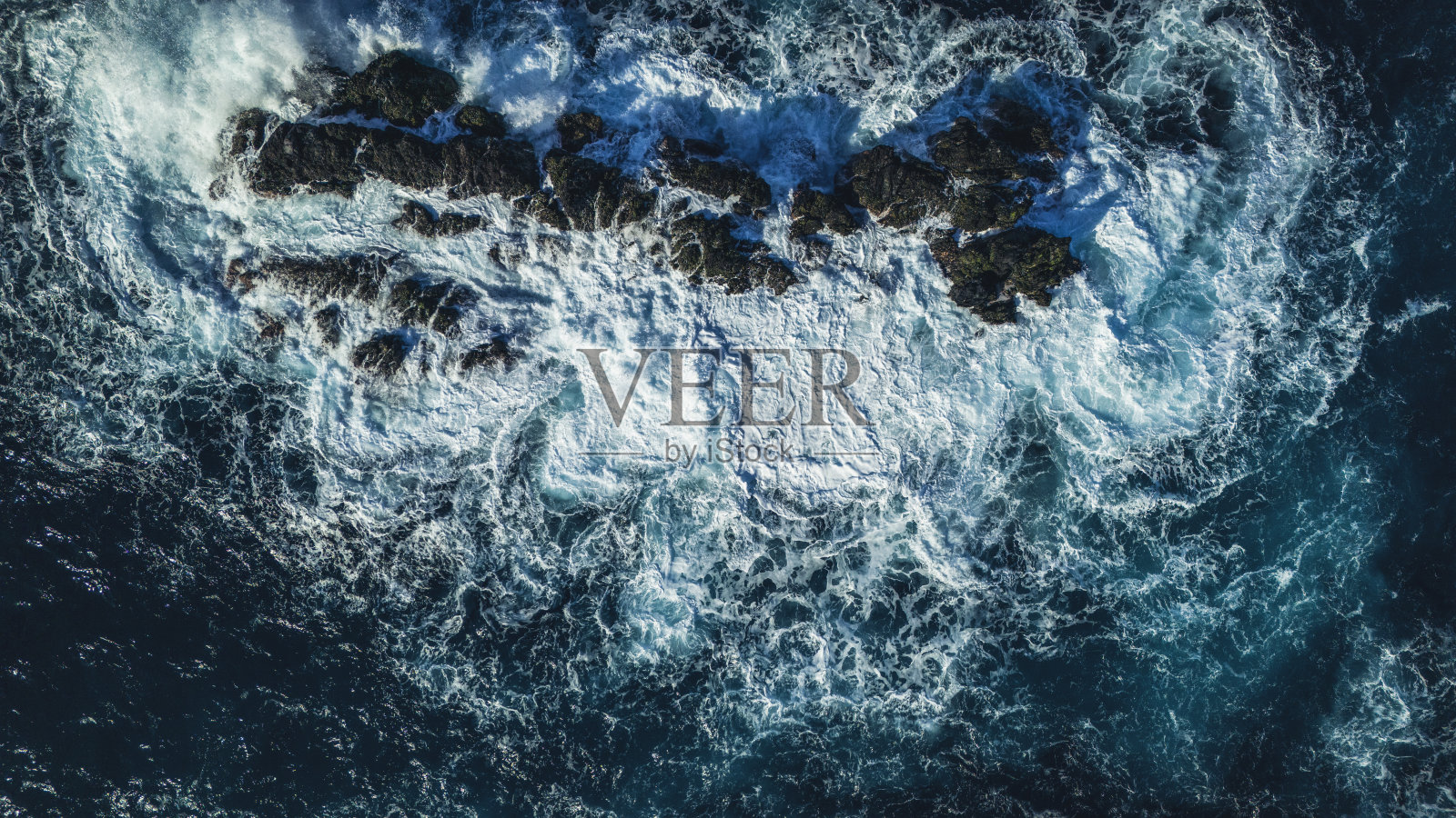 海浪拍击岩石照片摄影图片