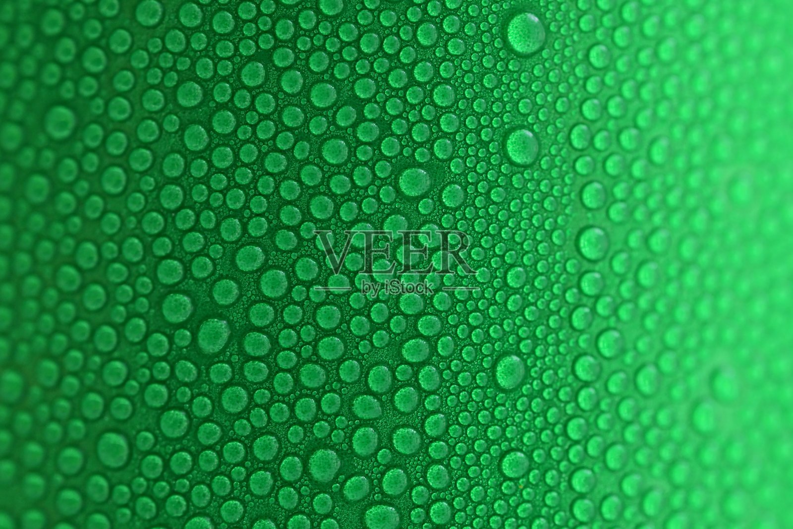 绿色饮料罐背景上的水滴，冷铝饮料包装的质感照片摄影图片