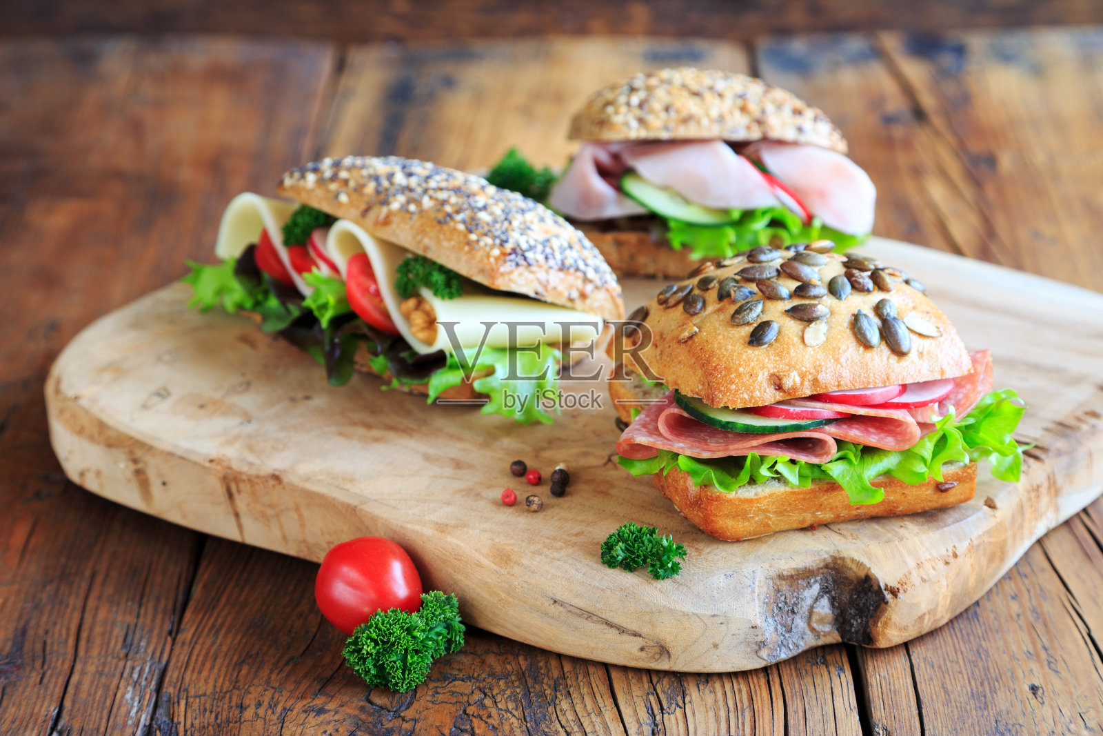 新鲜的香肠和奶酪卷照片摄影图片