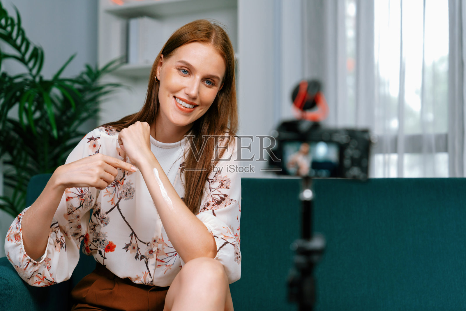 女性影响者拍摄直播视频博客视频评论化妆最大的社交照片摄影图片