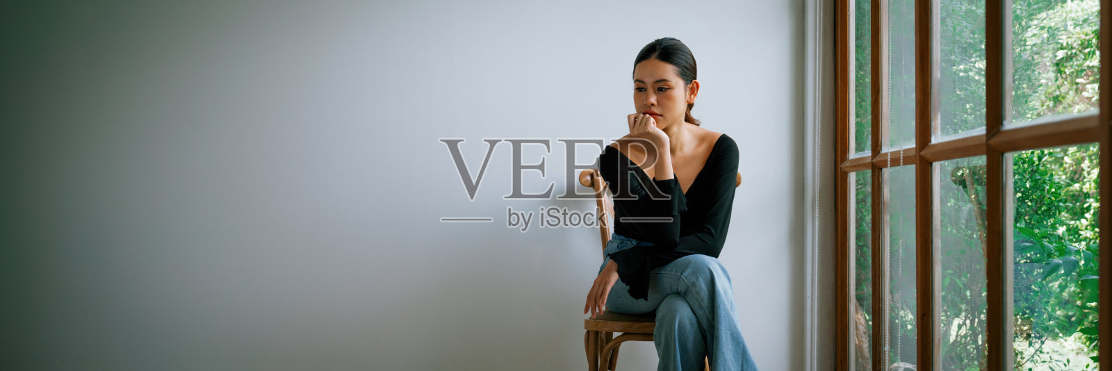 有精神健康问题的沮丧亚洲年轻女人需要极度治疗照片摄影图片