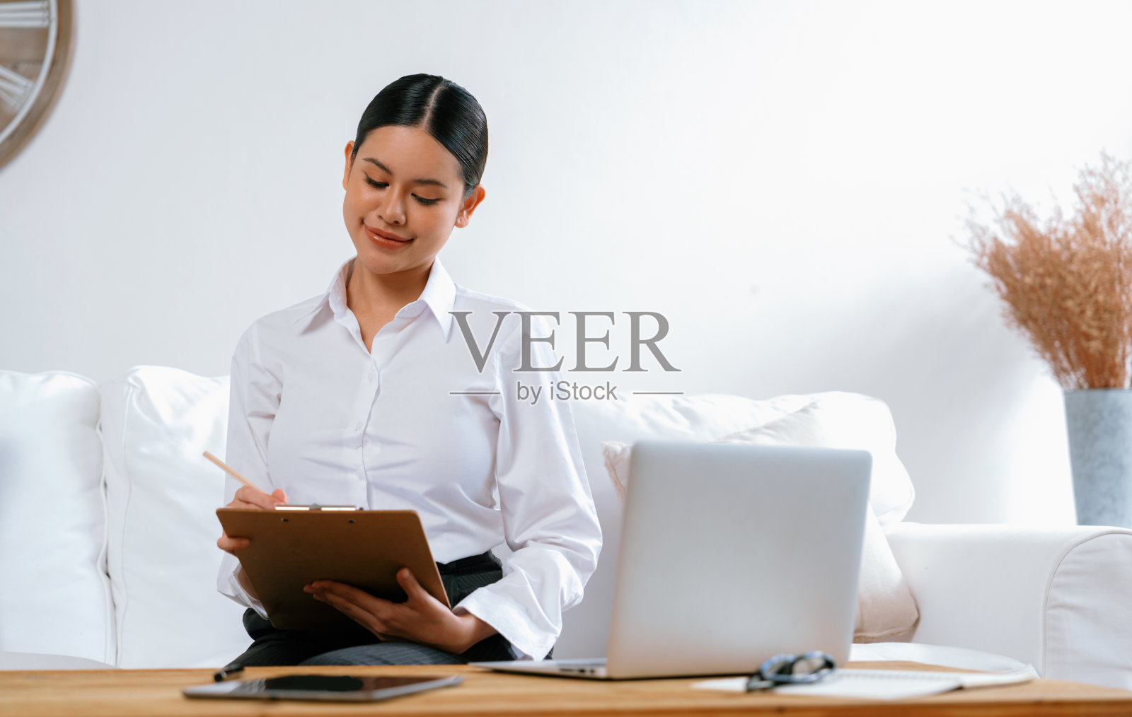 心理学家在诊所办公室的职业肖像极致专家照片摄影图片