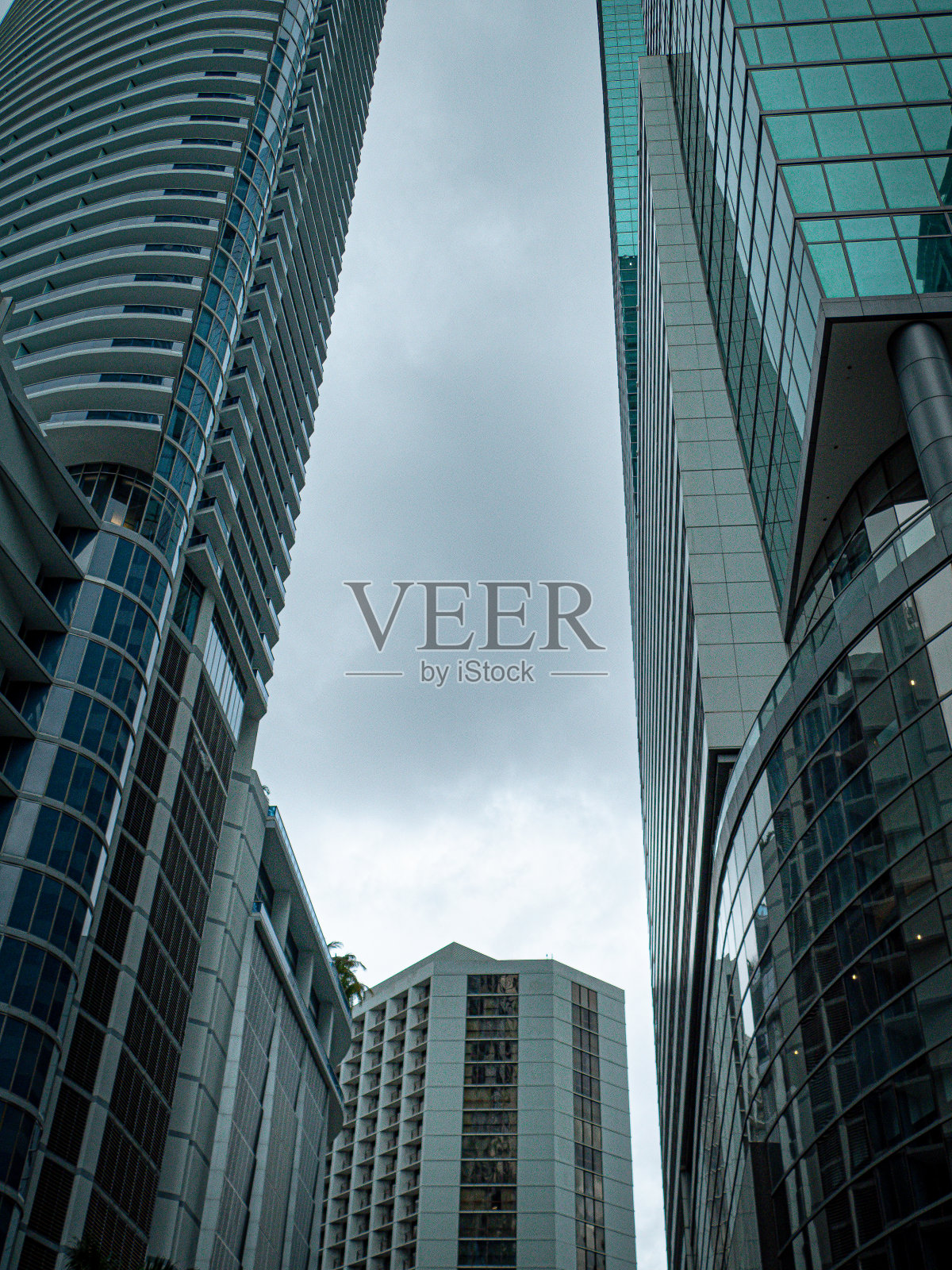 迈阿密有玻璃窗的现代摩天大楼照片摄影图片