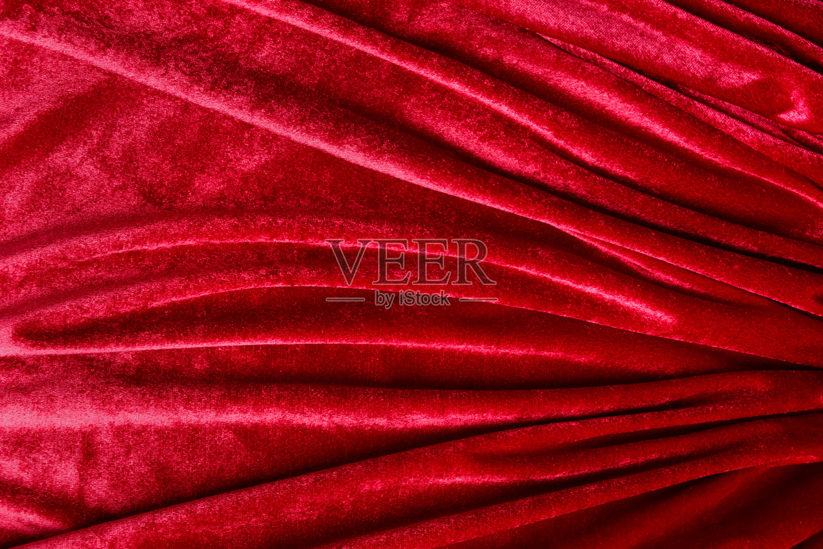 纹理背景深红色天鹅绒织物与褶皱。照片摄影图片
