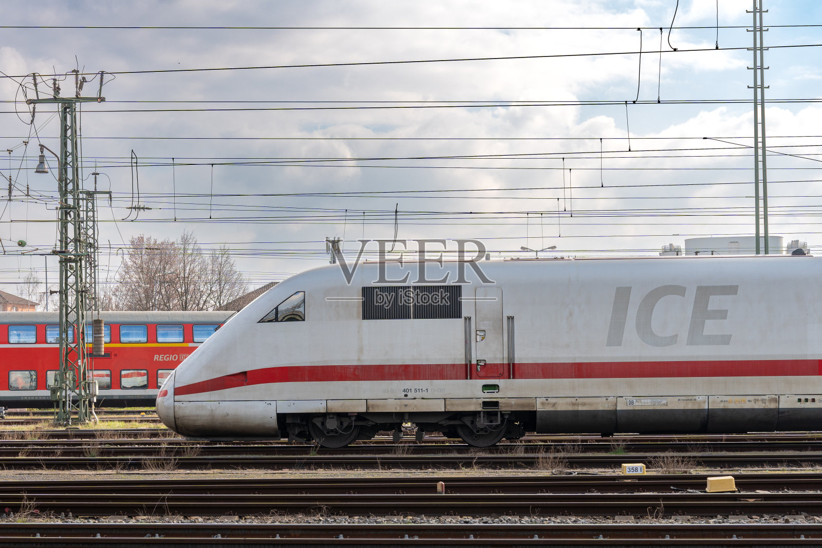 城际快车机车在铁路上以区域列车为背景照片摄影图片