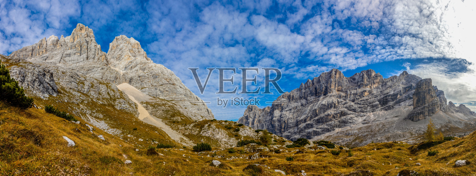 多洛米蒂阿尔卑斯山脉全景广阔，景色优美，夏季有岩石山峰。意大利白云石山脉全景照片摄影图片