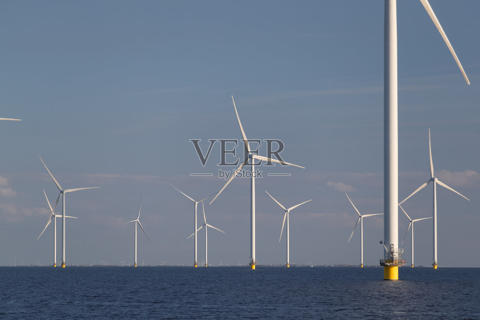 水中的风力涡轮机，产生可替代的绿色能源。照片摄影图片