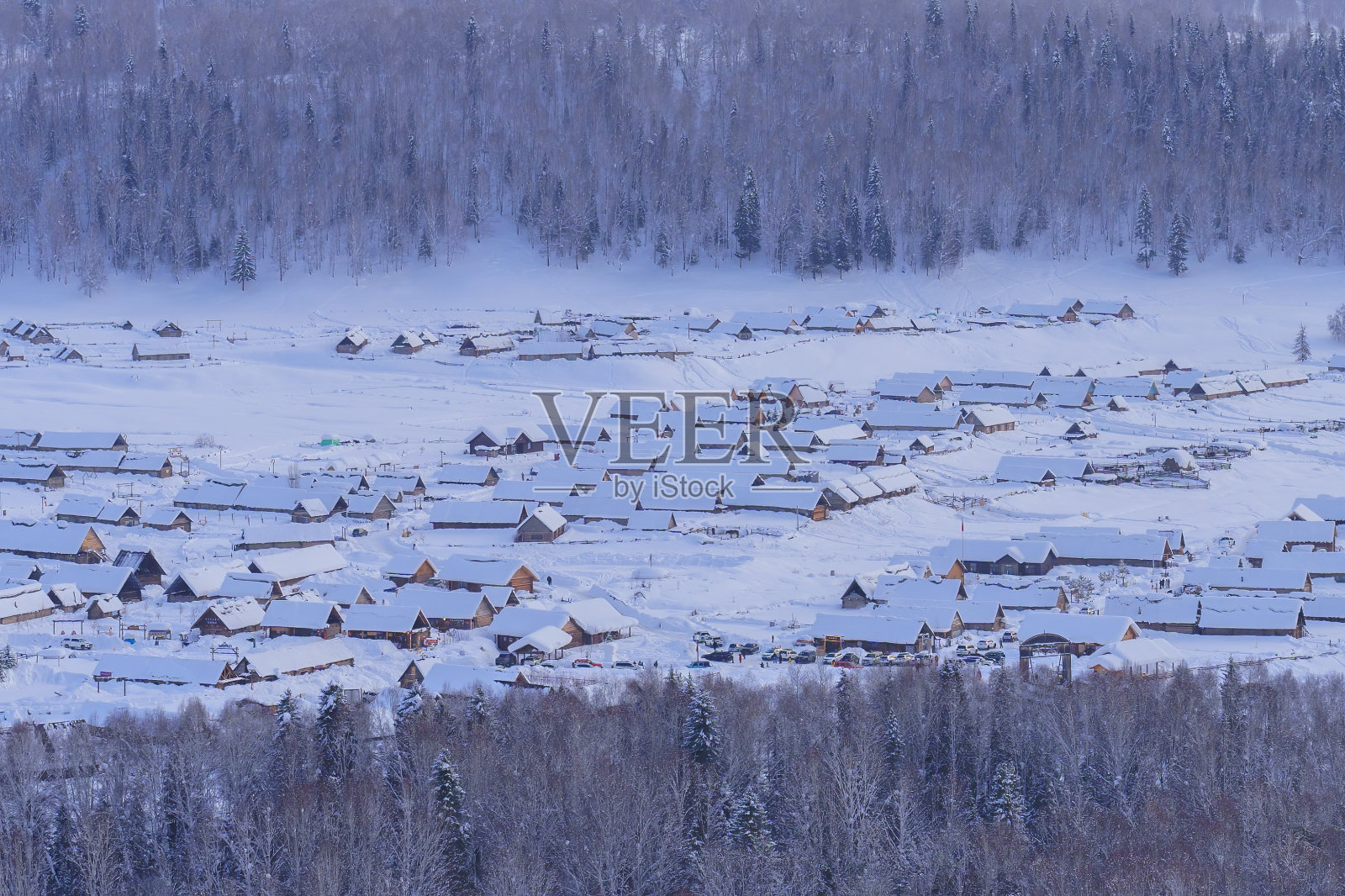 北方的村庄被雪覆盖着照片摄影图片