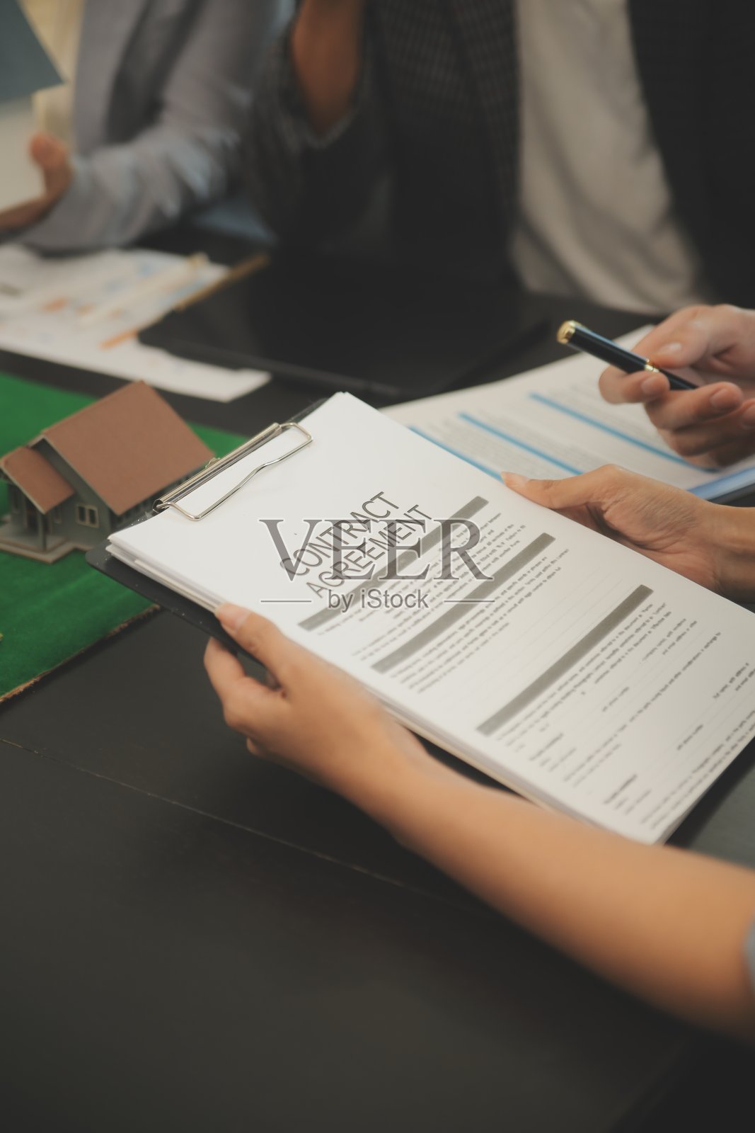 由建筑和商人组成的团队，就房地产投资和住宅开发项目的平面图修改进行讨论和头脑风暴照片摄影图片