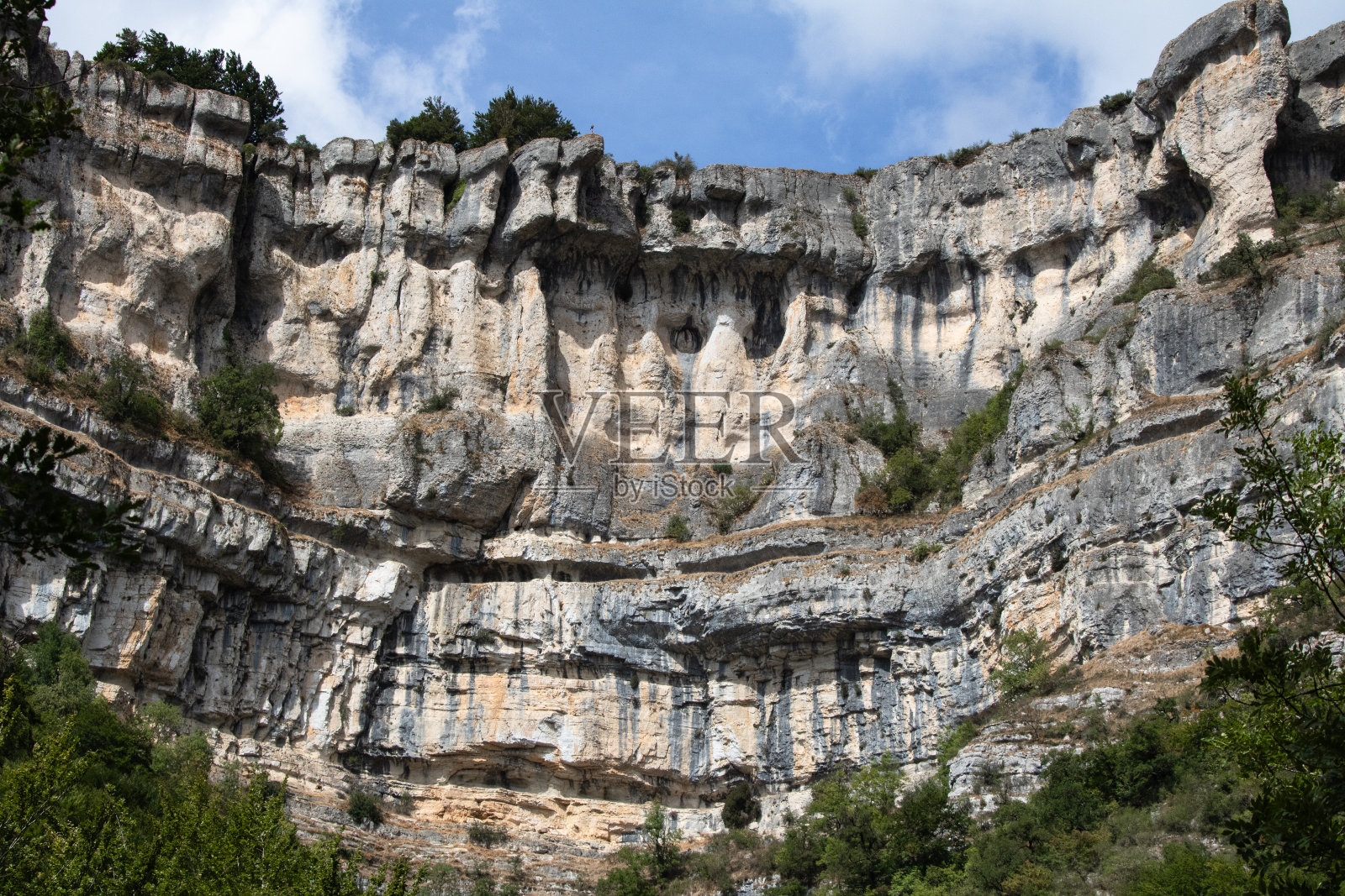 纳瓦拉乌德拉公园的天然石墙照片摄影图片