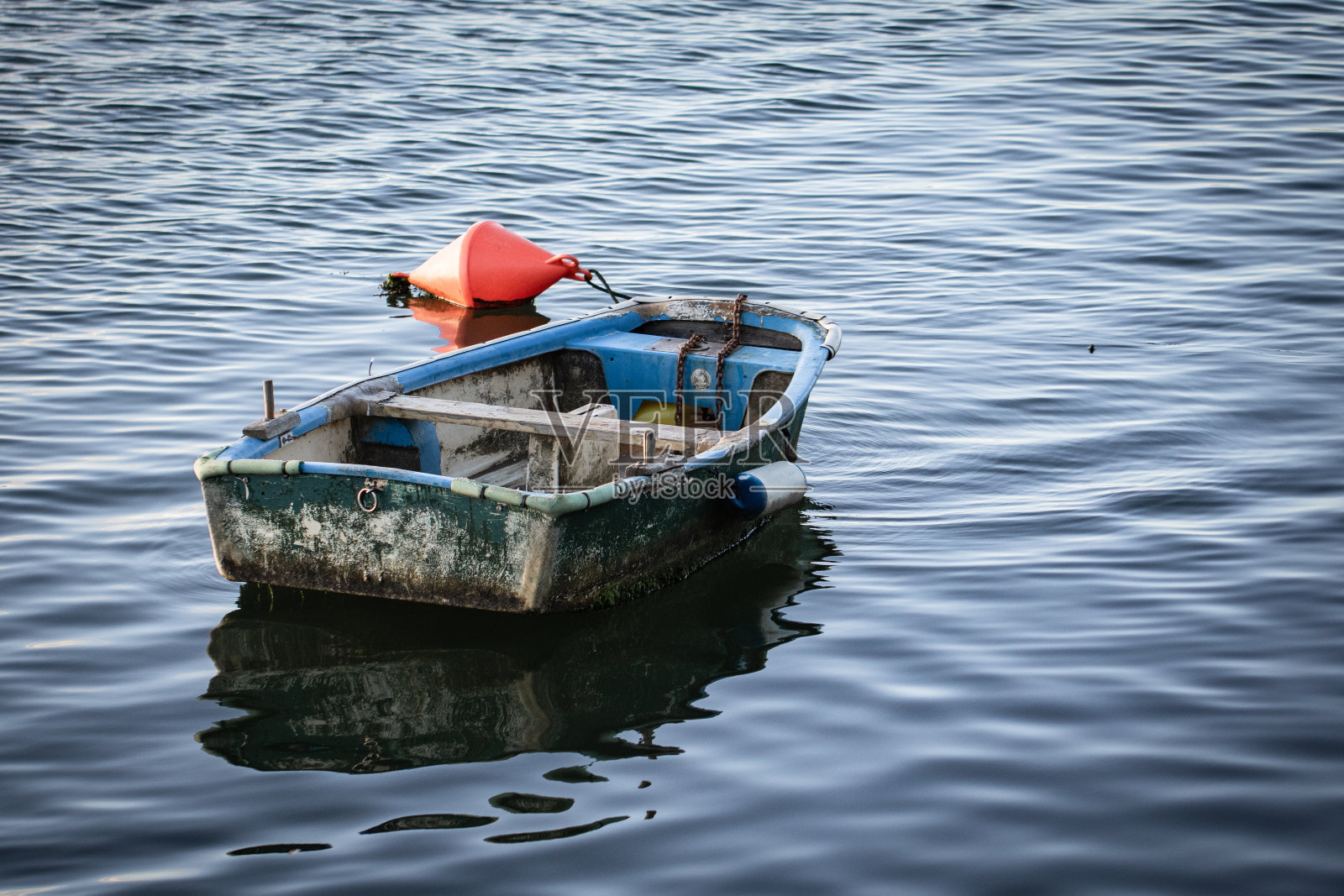 孤立在水面上的旧小船照片摄影图片