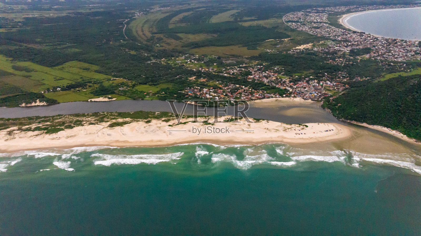 Guarda do Embau海滩位于弗洛里亚诺波利斯附近的圣卡塔琳娜州。巴西海滩的航拍图像照片摄影图片