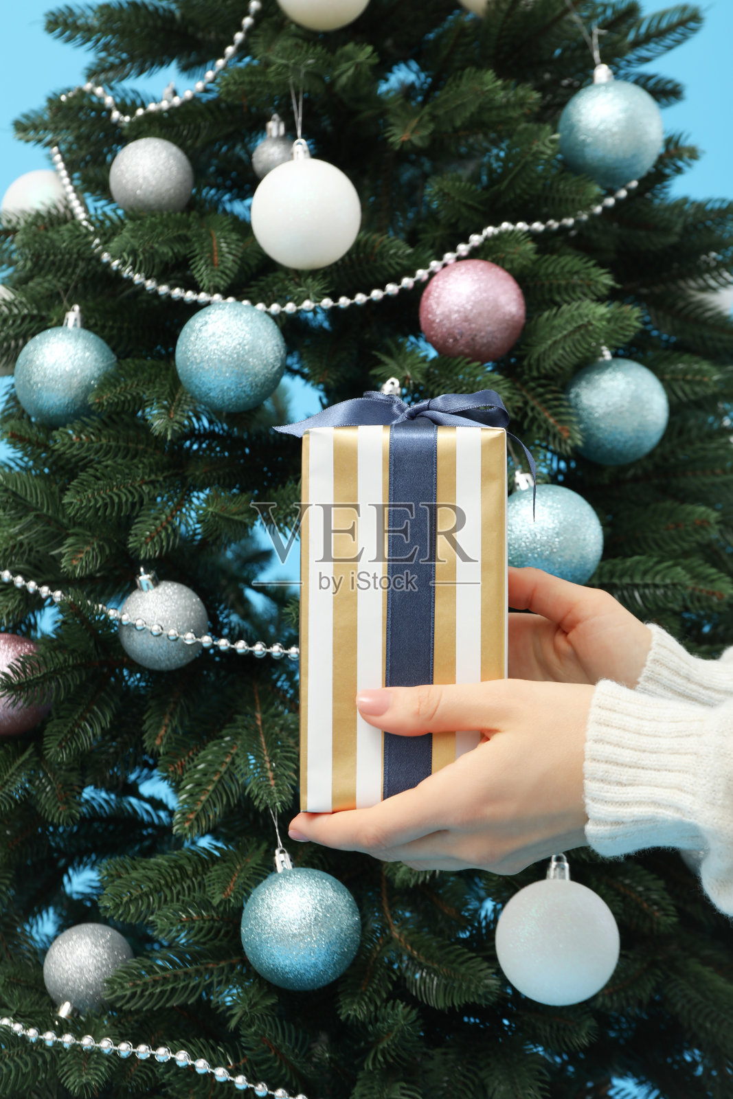 圣诞和新年的概念，女性手捧礼盒照片摄影图片