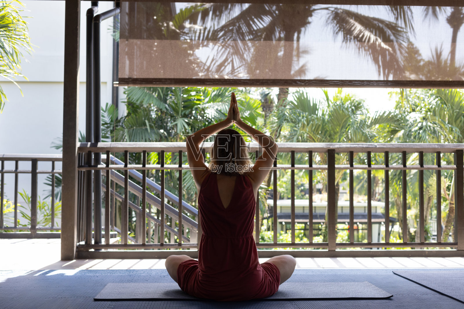 在泰国或巴厘岛的瑜伽静修处，女性在开放式瑜伽工作室练习瑜伽照片摄影图片