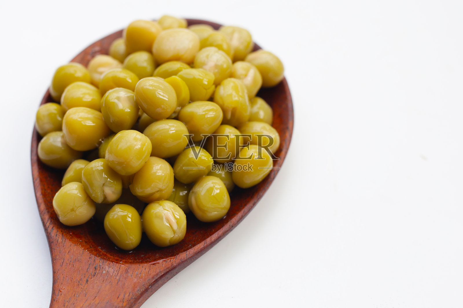 白底青豆罐头。照片摄影图片