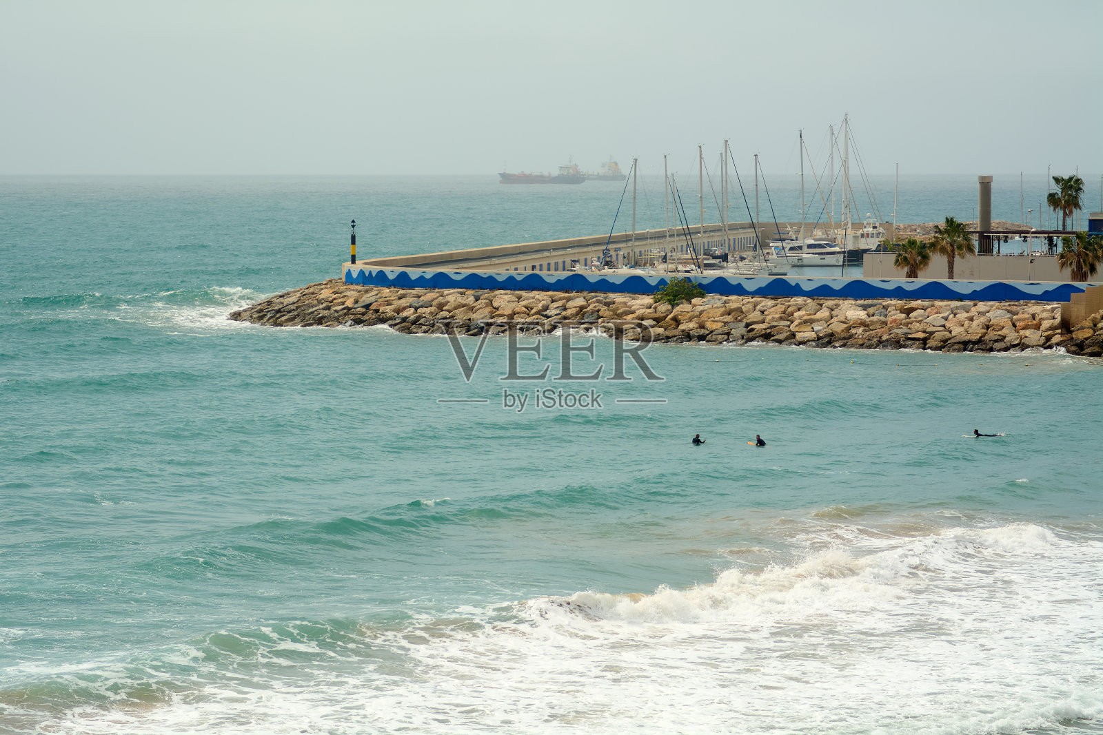 在塔拉戈纳有帆船的海岸避难所照片摄影图片