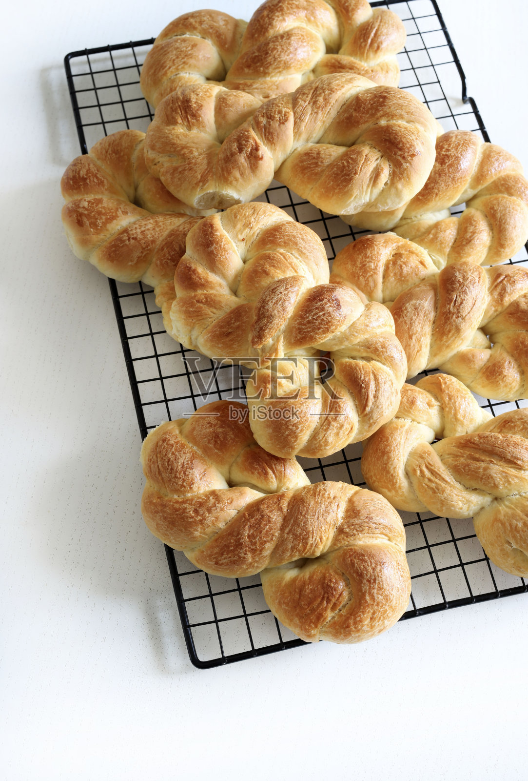 传统的甜面包做成了8字形。照片摄影图片