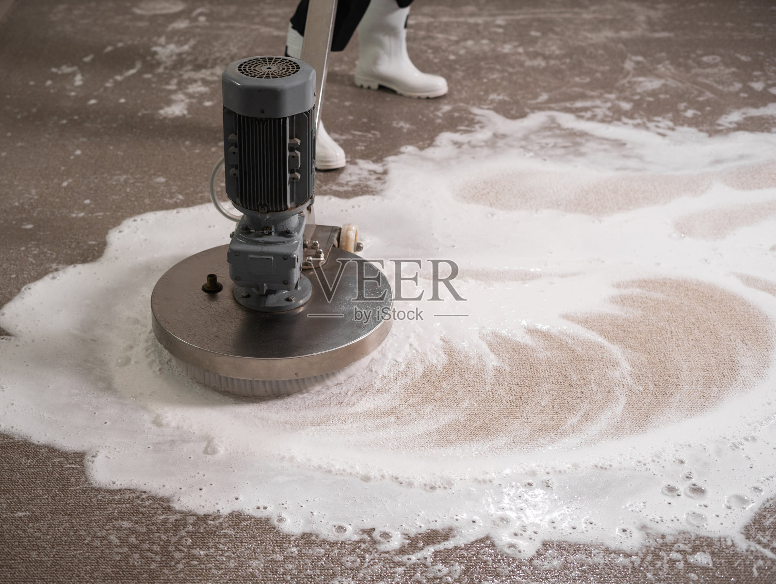 自动清洗和清洁地毯的概念。地毯化学清洗用专业清洗机清洗。照片摄影图片