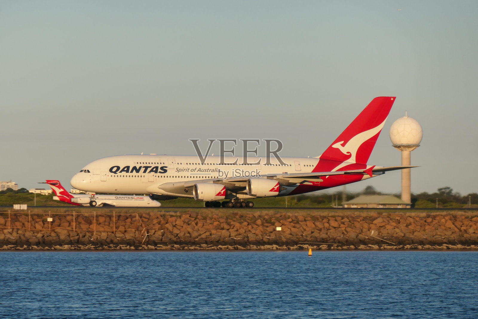 澳洲航空A380 B717日落照片摄影图片