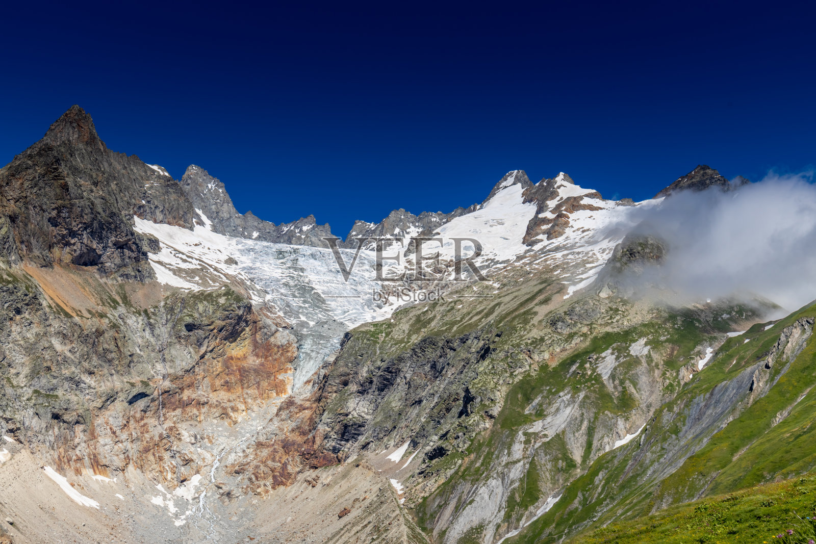 Tour du Montblanc, TMB徒步路线风景优美，位于意大利阿尔卑斯山脉的库尔马约尔、奥斯塔、Val Veny和Val Ferret山谷照片摄影图片