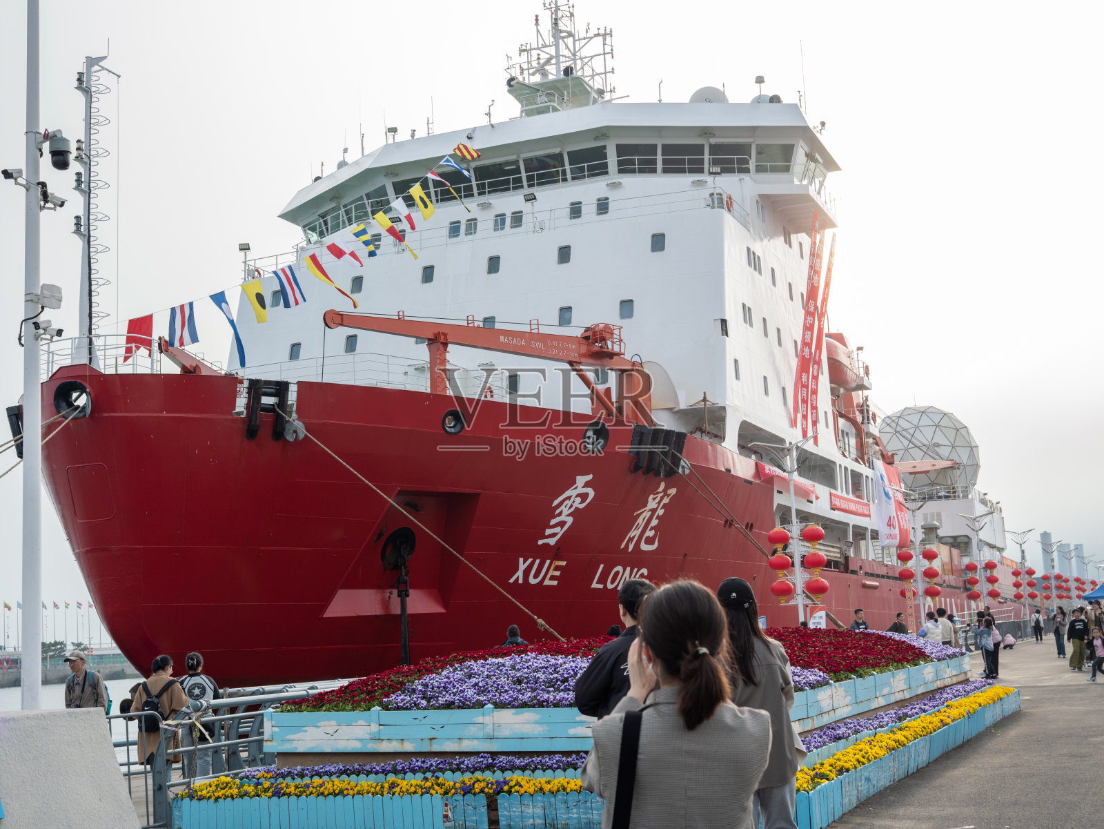 4月10日,中国第40次南极考察结束,雪龙号极地破冰船返回中国山东青岛。照片摄影图片