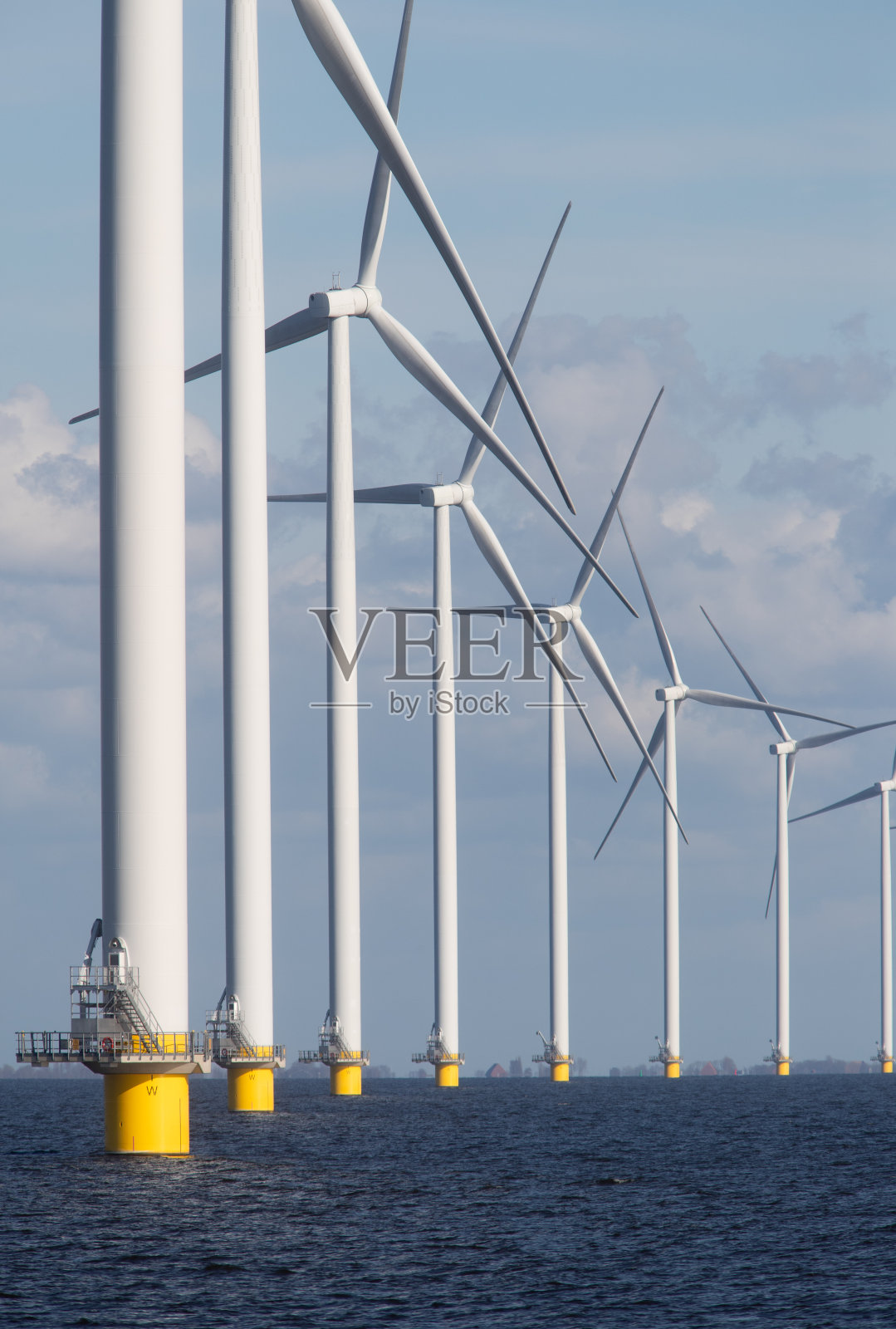 水中的风力涡轮机，产生可替代的绿色能源。照片摄影图片