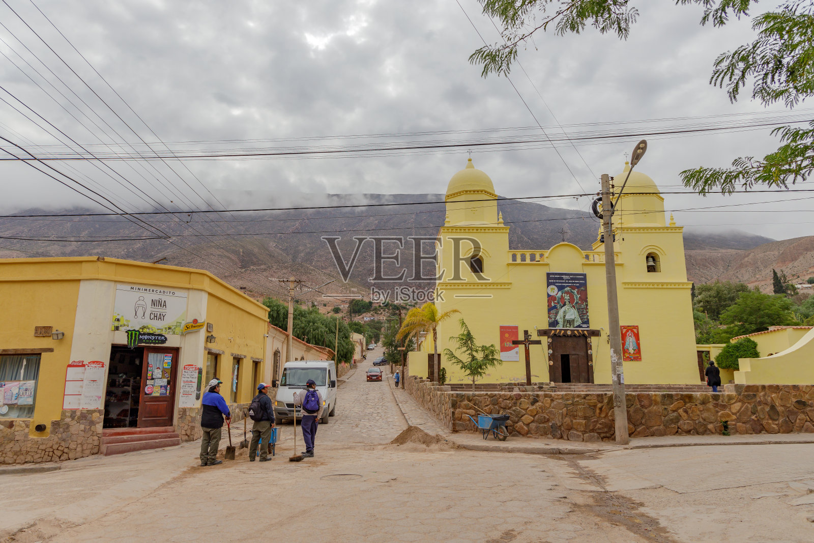 工人们正在修理阿根廷胡胡伊市蒂尔卡拉的街道。照片摄影图片