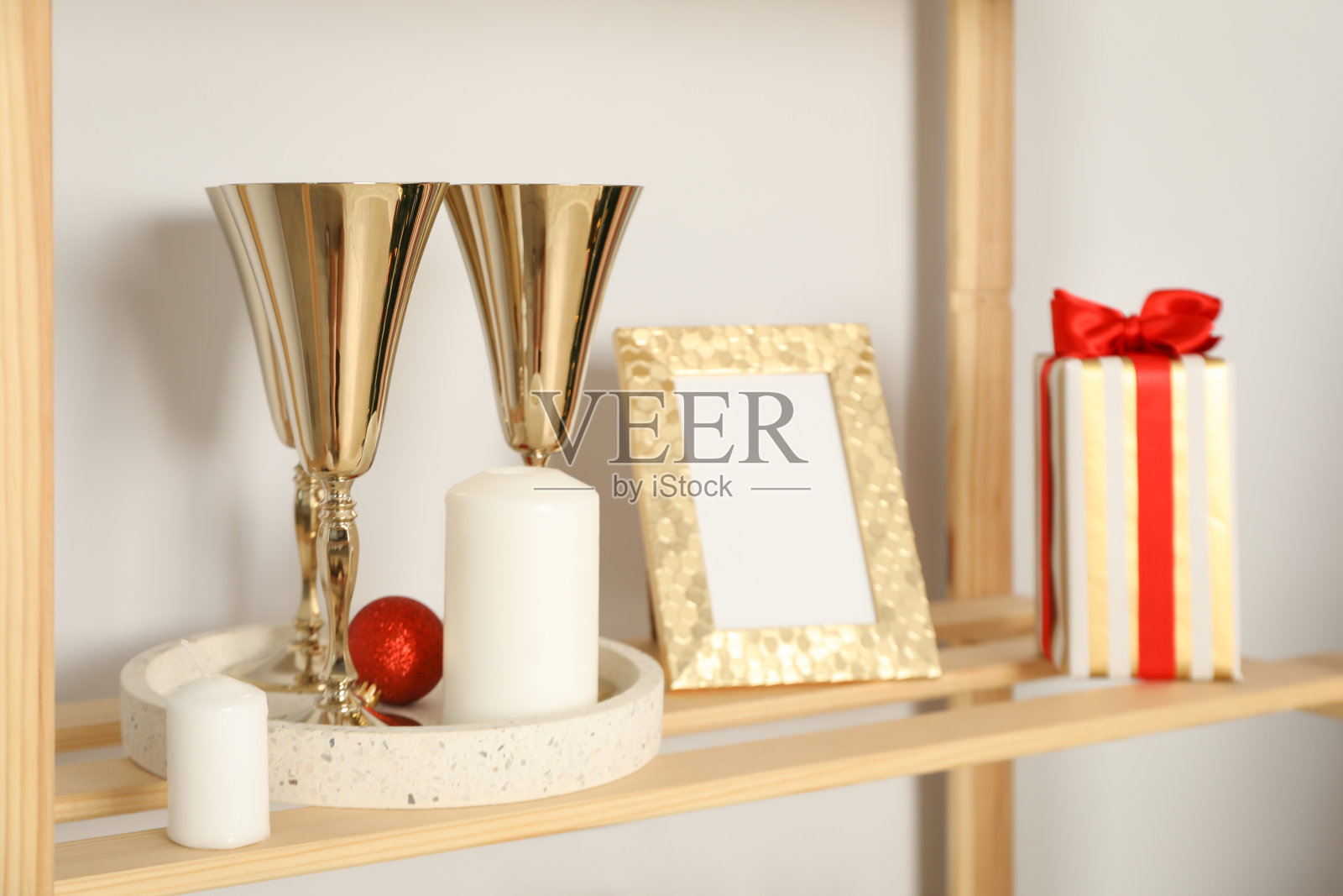 圣诞节的概念，货架上有不同的圣诞饰品照片摄影图片