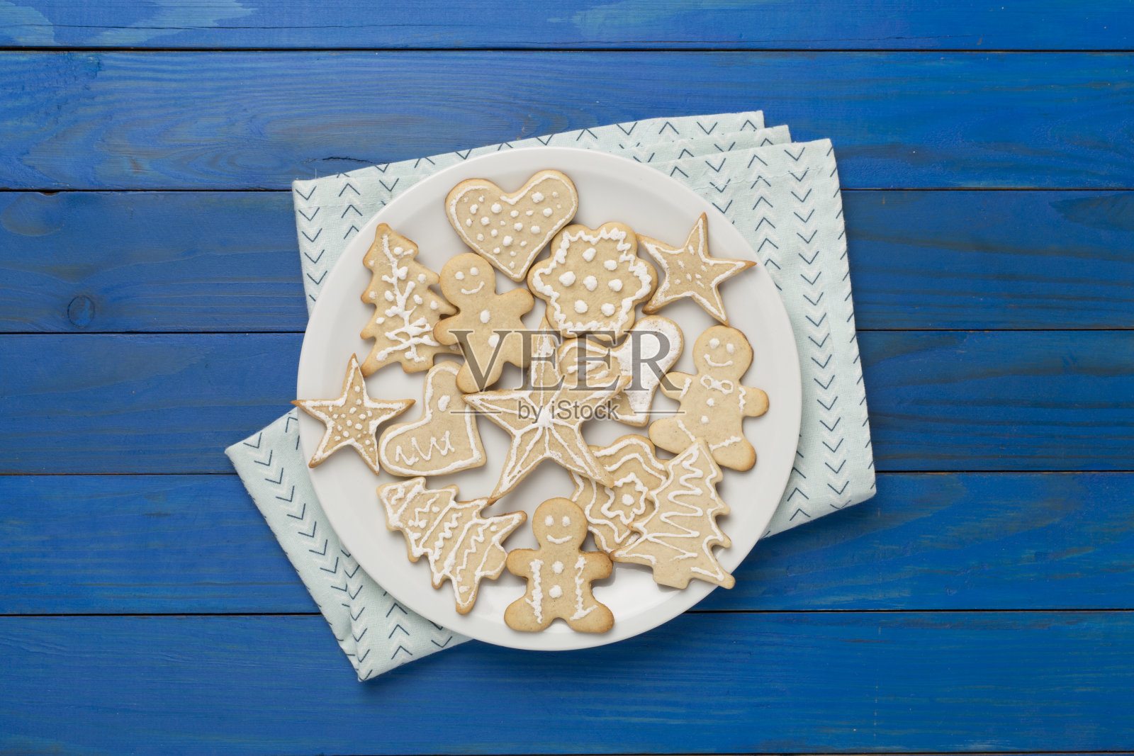 可爱的自制圣诞饼干木制背景，俯视图照片摄影图片