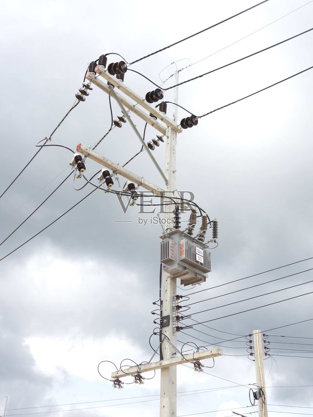 配电系统中的配电变压器照片摄影图片