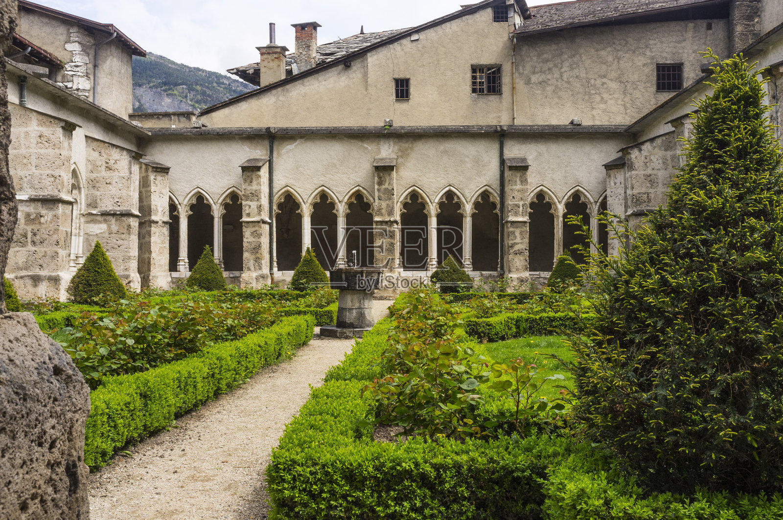 Saint-Jean-de-Maurienne,法国。在大教堂的回廊里照片摄影图片