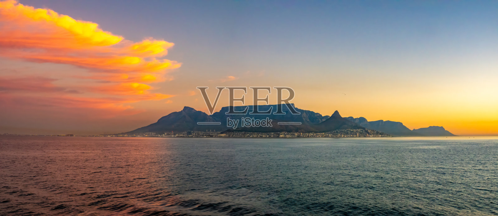 日落航行接近开普敦，南非照片摄影图片